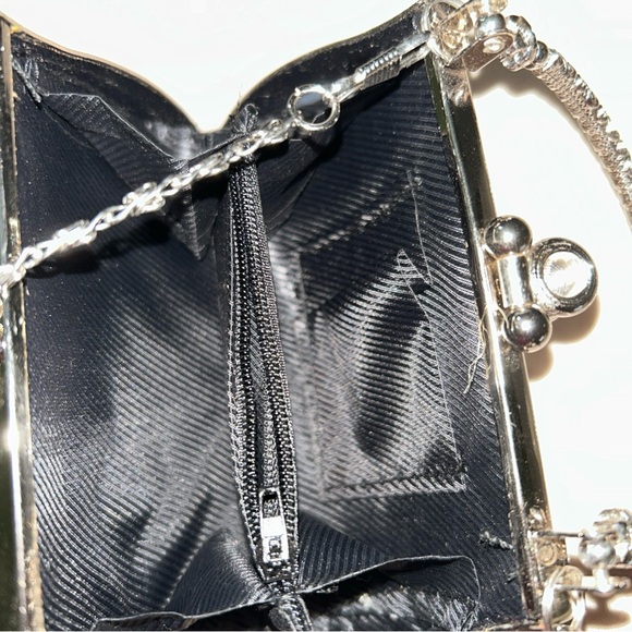 Elegant Silver Handbag with Chain Strap - Picture 8 of 10